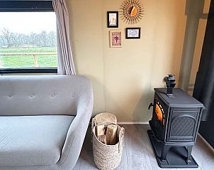 Knusse zithoek met houtkachel in Vakantiehuis in Eastermar, Friesland.