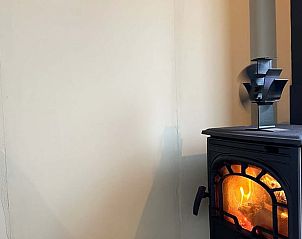 Houtkachel in Vakantiehuis in Eastermar voor een warme sfeer op het Friese platteland.