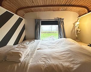 Comfortabele slaapkamer in Vakantiehuis in Eastermar met uitzicht op de natuur.