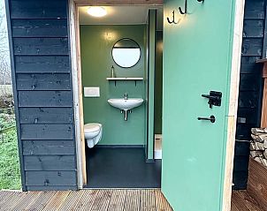 Moderne badkamer in Vakantiehuis in Eastermar met groene accenten.