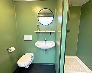 Frisse en functionele badkamer in Vakantiehuis in Eastermar, Friesland.