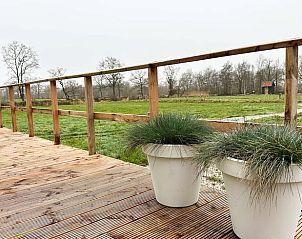 Ruim terras bij Vakantiehuis in Eastermar met uitzicht op het groene Friese platteland.