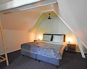 Gezellige slaapkamer met tweepersoonsbed in vakantiehuis FR417, Eastermar, Friesland.