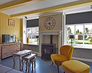 Knusse zithoek met open haard in vakantiehuis FR417, Eastermar, Friesland.