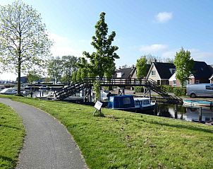Boten en groen landschap bij vakantiehuis FR417 in Eastermar, Friesland.