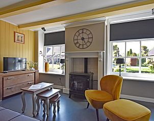 Slaapkamer met comfortabel tweepersoonsbed in vakantiehuis FR417, Eastermar, Friesland.