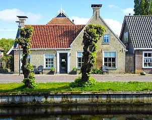 Uitzicht op jachthaven nabij vakantiehuis FR417 in Eastermar, Friesland.