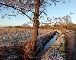 Gezellige woonkamer met trap in vakantiehuis FR417, Eastermar, Friesland.