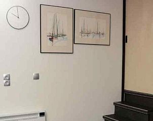 Rode handdoeken in de badkamer van FR075 vakantiehuis in Eastermar, Friesland.