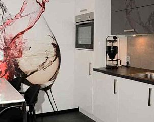 Keukenhoek in FR075 vakantiehuis in Eastermar, Friesland met artistieke muurschildering.