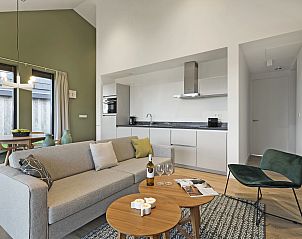 Eetruimte in 4-persoons woning 4L, Witmarsum, met houten tafel en stoelen, uitzicht op het Friese platteland van Friesland.