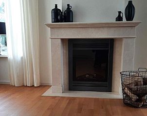 Moderne badkamer met dakraam in vakantiehuis FR092, Garyp, Friesland.