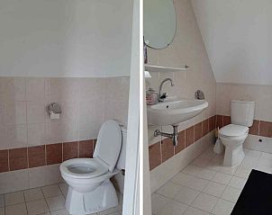 Twee badkamers in vakantiehuis FR092, Garyp, Friesland met moderne voorzieningen.