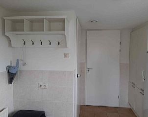 Twee toiletten in vakantiehuis FR092, Garyp, Friesland met moderne afwerking.