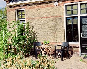 Gezellig terras bij Vakantiehuisje in Garyp, Friesland, ideaal voor ontspanning in de natuur.