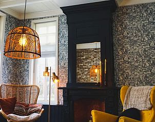 Stijlvolle woonkamer in Vakantiehuisje in Garyp, Friesland, met moderne inrichting en open haard.