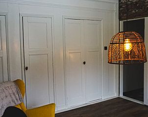 Moderne woonkamer in Vakantiehuisje in Garyp, Friesland, met stijlvolle verlichting en zitruimte.