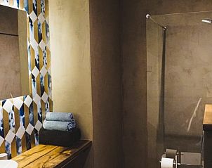 Stijlvolle badkamer in Vakantiehuisje in Garyp met moderne faciliteiten en handdoeken.