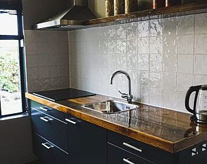 Functionele keuken in Vakantiehuisje in Garyp, Friesland, met moderne apparatuur en uitzicht.