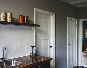 Keukenhoek in Vakantiehuisje in Garyp, Friesland, met handige opbergruimte en apparatuur.