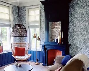 Gezellige woonkamer in Vakantiehuisje in Garyp met comfortabele zitplaatsen en open haard.