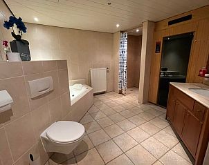 Ruime badkamer in Huisje in De Westereen, vakantiehuis op het Friese platteland, Friesland, met luxe ligbad en moderne voorzieningen.