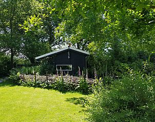 Vakantiehuis in Kootstertille omgeven door weelderige natuur, ideaal voor een rustige vakantie in Friesland.