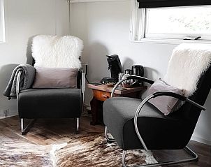 Comfortabele zithoek in Vakantiehuis in Kootstertille, Friesland, ideaal voor ontspanning.