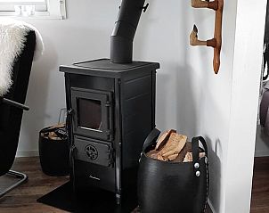 Gezellige houtkachel in Vakantiehuis in Kootstertille, Friesland, voor knusse avonden.