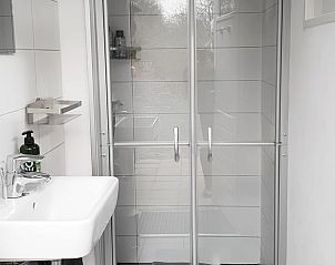 Moderne douche in Vakantiehuis in Kootstertille, Friesland, voor een verfrissende start van de dag.