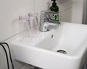 Stijlvolle wastafel in Vakantiehuis in Kootstertille, Friesland, met handige voorzieningen.