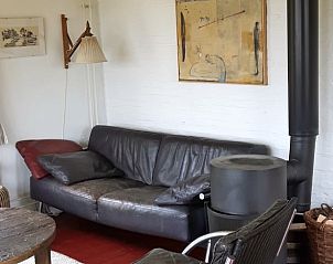 Ontspan in de knusse woonkamer van Huisje in Munnekeburen, een vakantiehuis op het Friese platteland van Friesland.