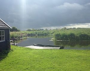 Bewonder het waterrijke uitzicht bij Huisje in Munnekeburen, een vakantiehuis op het schilderachtige Friese platteland van Friesland.