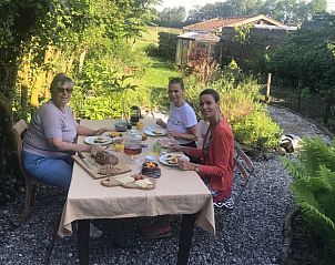 Ontbijten in de tuin van Vakantiehuisje in Munnekeburen, Friesland met vrienden op het Friese platteland.
