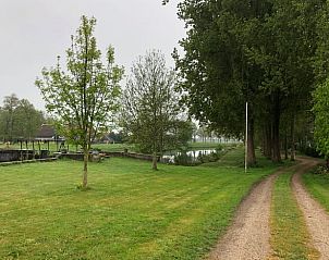 Toegangsweg naar Vakantiehuis in Munnekeburen, omgeven door natuur in Friesland.