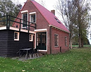 Terras en tuin bij Vakantiehuis in Munnekeburen, ideaal voor ontspanning in Friesland.
