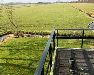 Uitzicht vanaf het balkon van Vakantiehuis in Munnekeburen over de Friese velden.