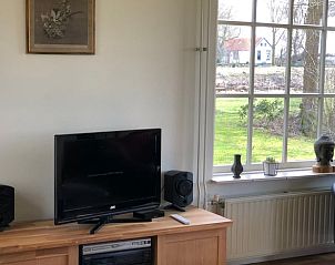 Moderne woonkamer met uitzicht in Vakantiehuis in Munnekeburen, Friesland.