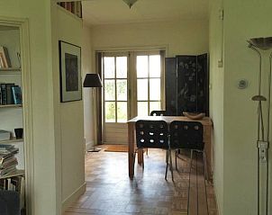 Eetruimte met toegang tot de tuin in Vakantiehuis in Munnekeburen, Friesland.