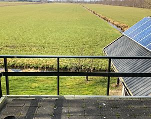 Balkon met uitzicht op de velden in Vakantiehuis in Munnekeburen, Friesland.
