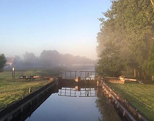 Ochtendnevel over het water nabij Vakantiehuis in Munnekeburen, Friesland.