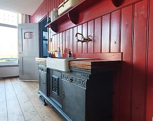 Ervaar de gezellige keuken in Vakantiehuisje in Munnekeburen, perfect voor een ontspannen verblijf in Friesland.