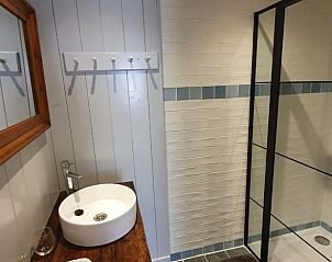 Moderne badkamerfaciliteiten in Vakantiehuisje in Munnekeburen, ideaal voor comfort op het Friese platteland.