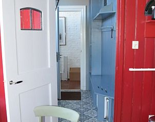 Authentieke details in de gang van Vakantiehuisje in Munnekeburen, ervaar de charme van Friesland.