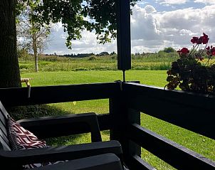 Genieten van de natuur vanaf de veranda van Vakantiehuisje in Munnekeburen.