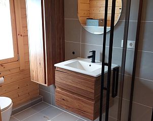 Moderne badkamer met houten afwerking in Vakantiehuisje in Munnekeburen.