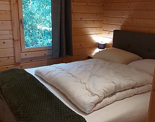 Knusse slaapkamer met tweepersoonsbed in Vakantiehuisje in Munnekeburen.