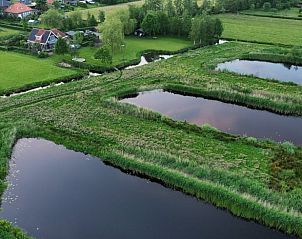 Luchtfoto van het Friese platteland rond Vakantiehuisje in Munnekeburen.