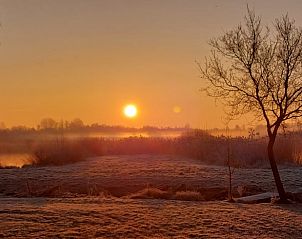 Adembenemende zonsopgang bij Vakantiehuisje in Munnekeburen, Friesland.