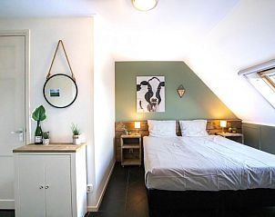 Gezellige slaapkamer in Recreatieboerderij Slachtehiem, een vakantiehuis in Lollum, Friesland, met moderne inrichting.